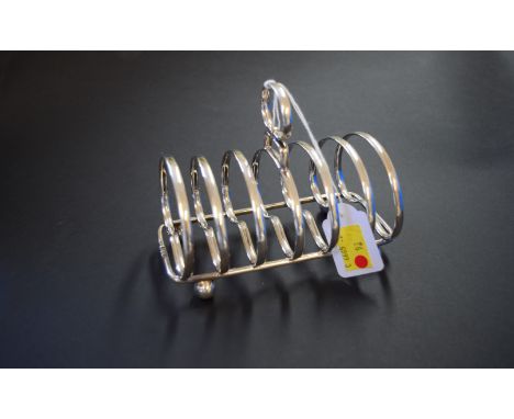 A silver six division toast rack, by Harrison Brothers & Howson, London 1911, 232g, 14cm.