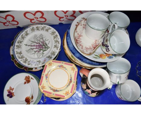 MIXED LOT COMPRISING CERAMICS TO INCLUDE ROYAL WORCESTER EVESHAM VALE PATTERN CUPS AND SAUCERS, MYOTT SAUCERS, DECORATED PLAT