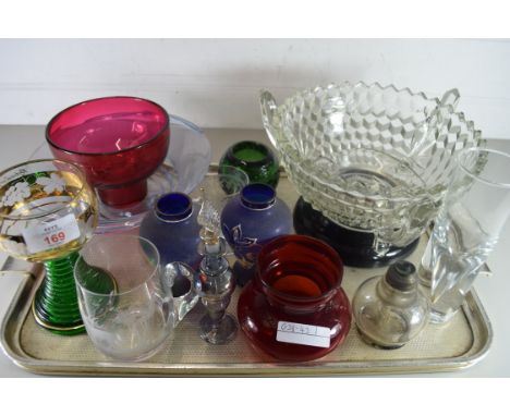 MIXED LOT OF GLASS WARES TO INCLUDE CRANBERRY GLASS BOWL, VASES, BOWLS ETC