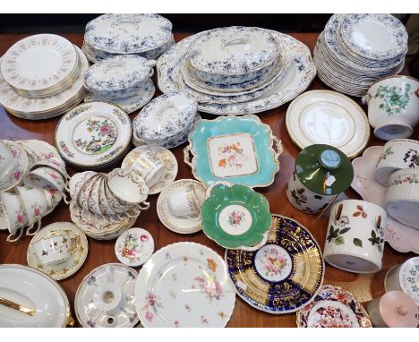 AN EDWARDIAN DOULTON 'YALE' PART DINNER SERVICE Wedgwood 'Medina' and 'Colonnade' plates, and a further quantity of dinner an