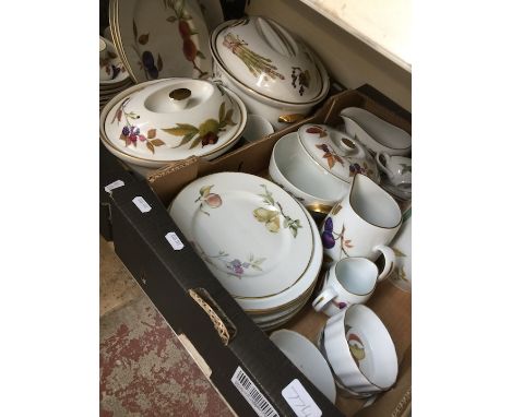 Royal Worcester Evesham dinnerware, approx 40 pieces 