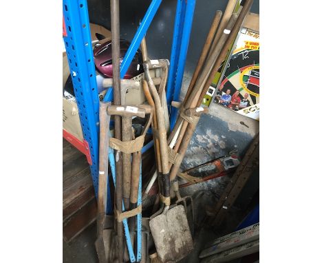 A large quantity of garden tools 