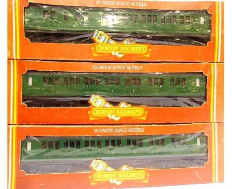 Three Hornby Southern Green coaches, T437 composite x2 and R438 brake in very good condition, boxes are in fair condition. P&