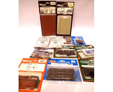 Selection of lineside accessories, buildings, fencing etc including Bachmann, site tools and sheds. P&amp;P Group 1 (£14+VAT 