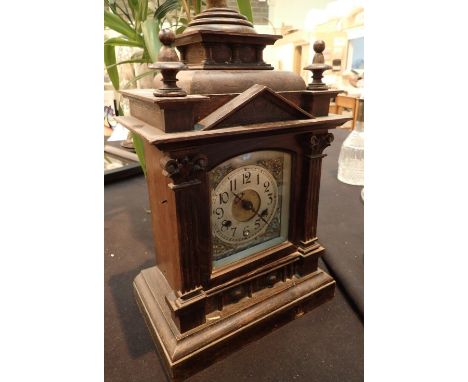 Antique oak cased chiming mantel clock with ormolu corners and silvered dial with pendulum and key H: 35 cm 