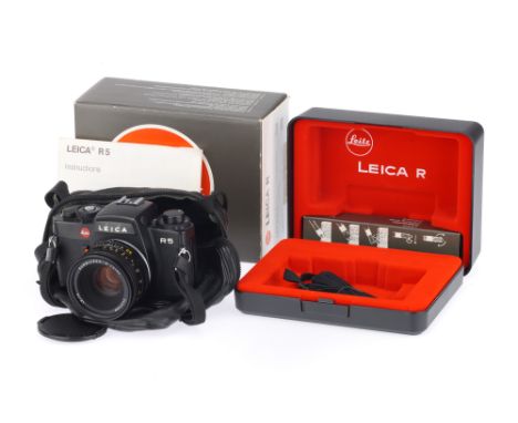 A Leica R5 35mm SLR Camera, black, serial no. 1722499, body G-VG, shutter working, viewfinder information lights up in viewfi