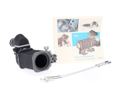 A Leitz Leica Focussing Bellows II, together with a Leitz Visoflex II, bellows in VG condition, Visolflex mirror requires att