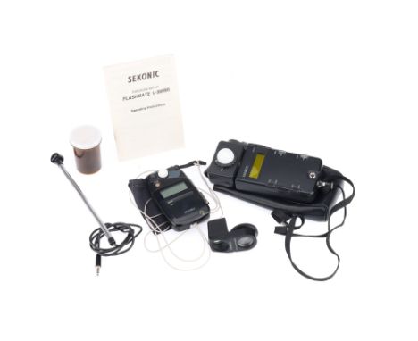 A Minolta Flash Mate III Photographic Light Meter, black, body G, appears to be working at time of auction, together with a M