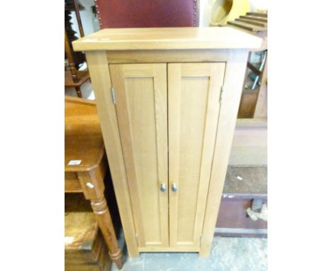 A modern light oak cabinet (W50 x D33 x H37cm)