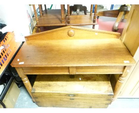 A Victorian light oak hall table with galleried back raised on turned legs (W104 x D40 x H88cm)