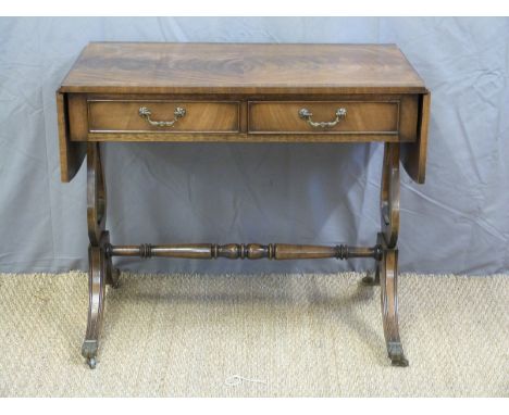 A reproduction mahogany sofa table (W86 x D52 x H73cm)