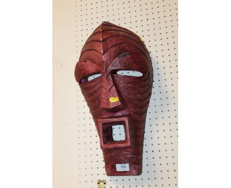 A LARGE CERAMIC AFRICAN STYLE MASK WALL HANGING