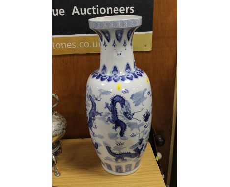 A LARGE ORIENTAL STYLE BLUE & WHITE CERAMIC VASE WITH DRAGON DETAIL