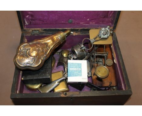 A BOX OF COLLECTABLES TO INC A POWDER FLASK, SCALES