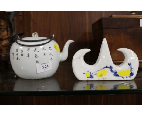 A TEAPOT & A AN ORIENTAL STYLE CERAMIC ORNAMENT