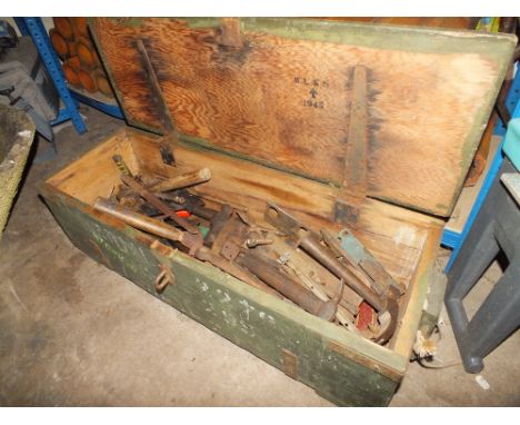 A LARGE WOODEN AMMO CRATE CONTAINING TOOLS