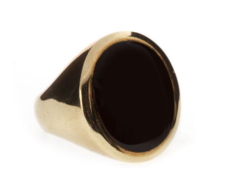 GENTLEMAN'S SIGNET RING, set with an oval black hardstone, marked 585, size T, 16.2g