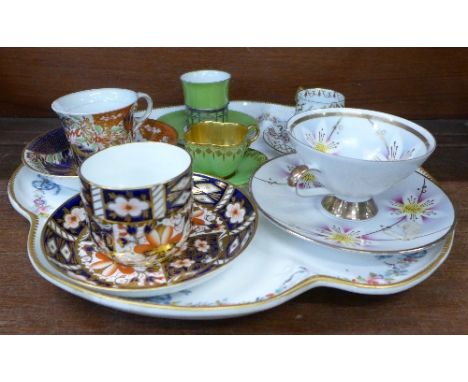 A Worcester scallop edge serving plate and six cups and saucers including Chamberlain Japan pattern, c.1810, Royal Crown Derb