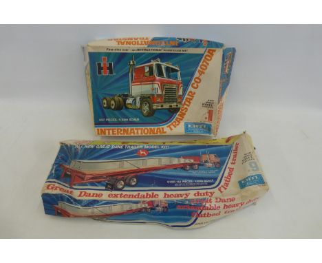 An ERTL Great Dane extendable heavy duty flatbed trailer and a boxed Ertl 1H Transtar Co. 4070A tractor, both in kit form, un
