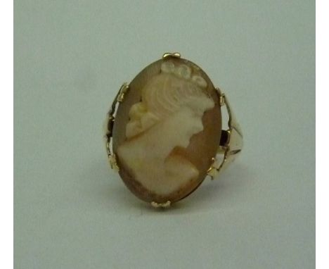 A 14ct gold cameo ring, weight 3.2g, size L