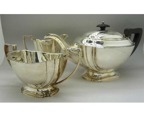 A three piece Art Deco style silver tea service, Sheffield 1948, weight 1041g, 33oz