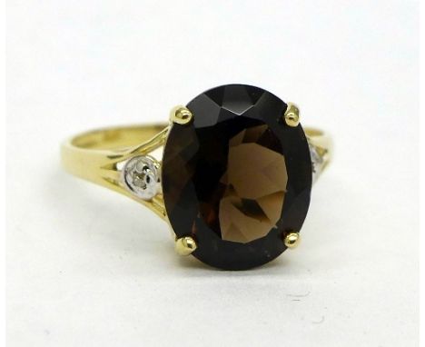 A 9ct gold and smoky quartz ring, weight 1.6g, size N