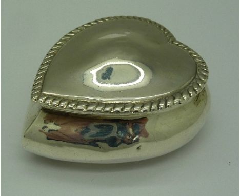 A Victorian hallmarked silver, heart shaped trinket box, Chester 1899