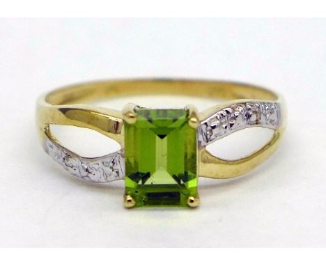 A 9ct gold, peridot and diamond ring, weight 1.3g, size O