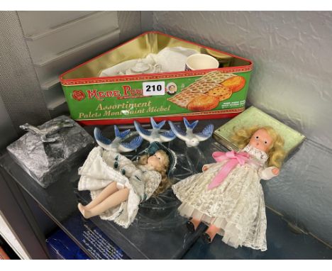 MINIATURE CRESTED WARE DOLLS HOUSE SOLITAIRE, THREE BLUE BIRD FIGURE GROUPS, MINIATURE DOLLS AND VINTAGE POWDER COMPACT 
