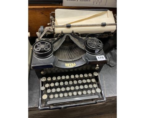 VINTAGE ROYAL MANUAL TYPEWRITER