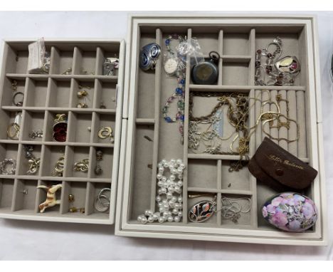 TRAY OF VARIOUS EARRINGS AND ENAMEL BROOCHES