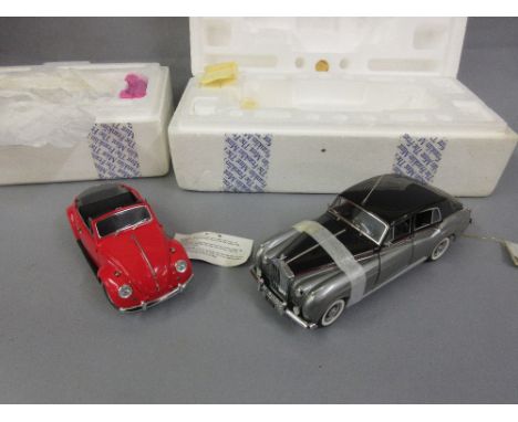 Franklin Mint 1:24 scale diecast model of a 1955 Rolls Royce Silver Cloud I, in original packaging and a Franklin Mint diecas