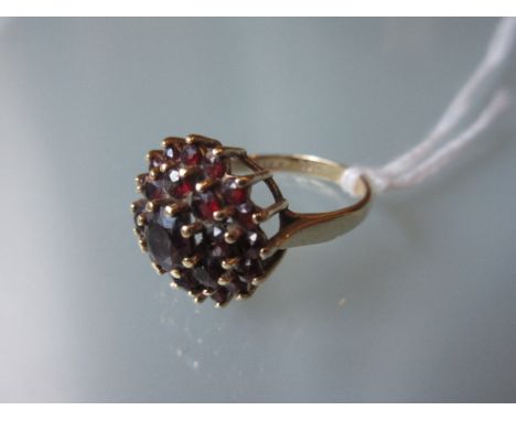 14ct Gold and garnet circular cluster ring 