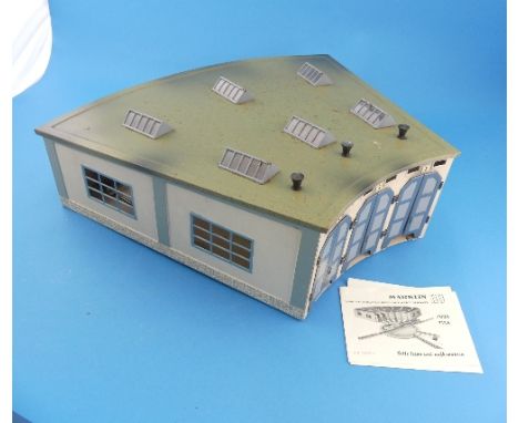 A Boxed Maklin HO 'Round House' Engine Shed,  tinplate engine shed fan shaped, 1960's with windows, roof lights and 3 double 