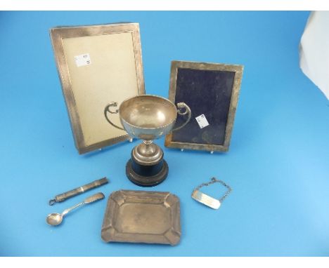 A small quantity of Silver Items, including a propelling pencil by Sampson Mordan Ltd., hallmarked London, 1909, a small two 