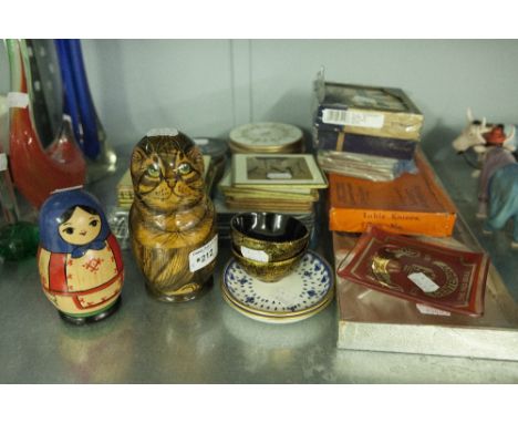 A PAIR OF ELECTROPLATE FISH SERVERS, BOXED; A BOX OF 7 BONE HANDLED KNIVES; TWO RUSSIAN WOODEN CONCENTRIC DOLLS; A PAIR OF PA