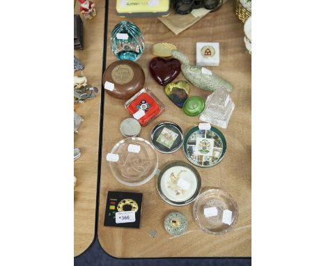 A COLLECTION OF APPROX 18 PAPERWEIGHTS TO INCLUDE; CAITHNESS WEIGHTS, COMMEMORATIVE WEIGHTS ETC.... 