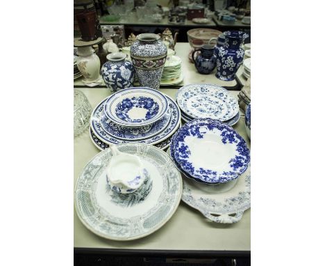 A SPODE 'ITALIAN' BLUE AND WHITE CAKE PLATE, A QUANTITY OF OTHER VARIOUS MAINLY BLUE AND WHITE WARES AND TWO POTTERY VASES 