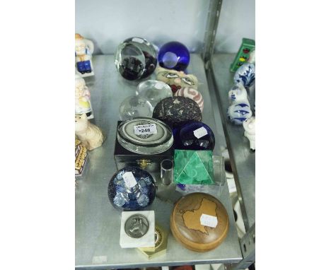 A COLLECTION OF APPROX 18 PAPERWEIGHTS, INCLUDING COMMEMORATIVE WEIGHTS, CAITHNESS GLASS WEIGHT ETC..... 