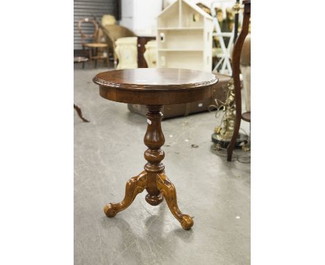 A MODERN DARK WOOD TRIPOD TABLE, THE CIRCULAR TOP ON TURNED BULBOUS SUPPORT TO THE CARVED CABRIOLE SUPPORTS 