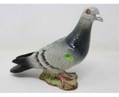 Beswick grey pigeon model no 1383, no cracks or chips, L: 20 cm. UK P&amp;P Group 2 (£20+VAT for the first lot and £4+VAT for