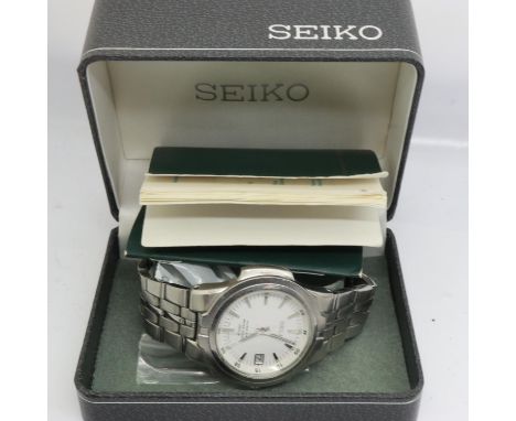 SEIKO: Kinetic gents wristwatch with date aperture on a stainless steel bracelet, working at lotting, boxed. UK P&amp;P Group