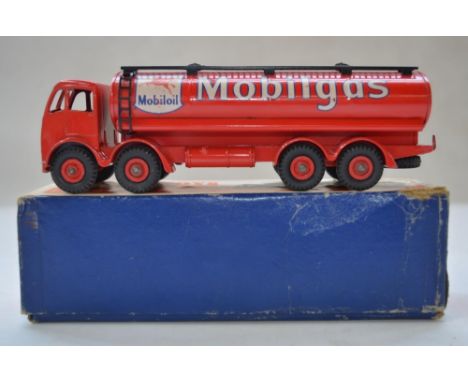 Vintage Dinky Foden Mobilgas 14-ton Tanker with original box (item no 504). Model in excellent condition for age, box good 
