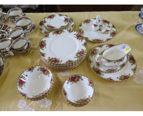 A Royal Albert Old Country Roses pattern part dinner service, including sauceboat, salt and pepper and a chamber stick (38 pi