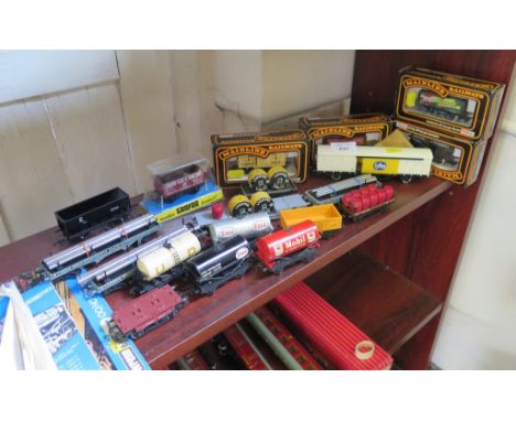 OO and HO freight stock: four Mainline wagons including Allsops Beer and Persil in original window boxes Grafar Wagon in pack