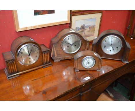 A Smiths Enfield mantel clock; other oak mantel clocks (4)