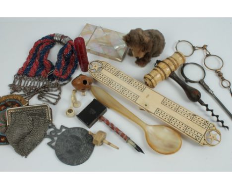 19th century French prisoner of war carved bone cribbage board with pierced star terminals, raised on bun feet with swivellin