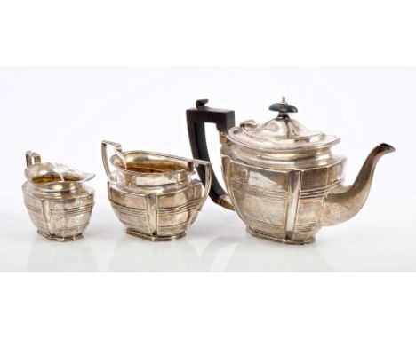 Early George V silver three piece bachelor tea set, comprising teapot of faceted form, with reeded decoration, angular ebony 