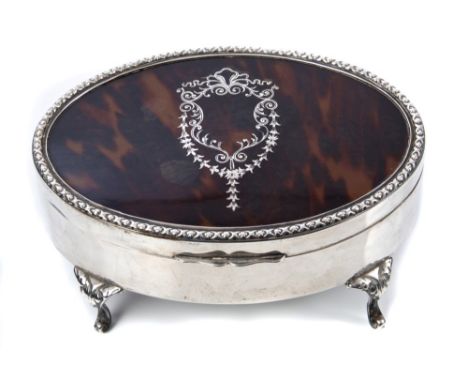 George V silver trinket box of oval form, with hinged cover with chain-link border and inset tortoiseshell panel with silver 