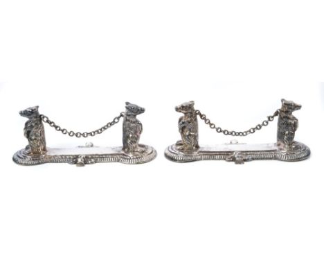 Pair Novelty silver plated knife rests in the form of dancing bears, connected by a chain, 10cm overall length